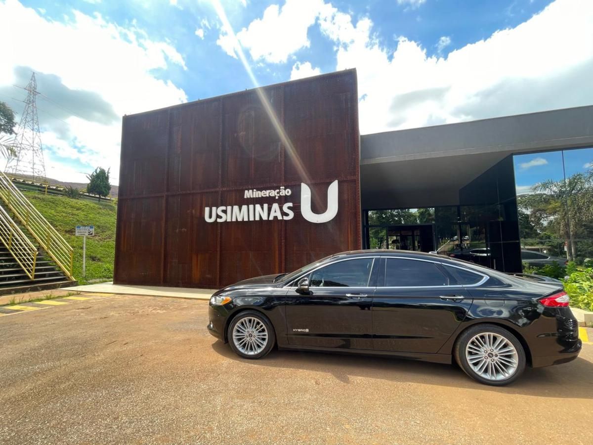 Sedan executivo da Executive Service BH na porta de uma empresa