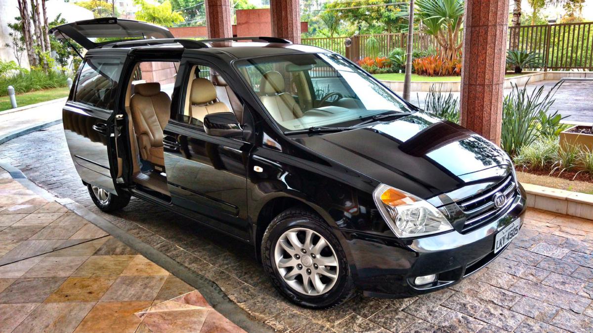Motorista da Executive Service BH aguardando passageiro executivo em BH